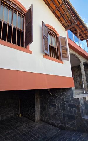 Casa à venda com 222m², 3 quartos e 2 vagas Casa à venda com 222m², 3 quartos e 2 vagasFachada