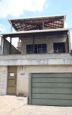 Casa à venda com 305m², 3 quartos e 2 vagasFachada