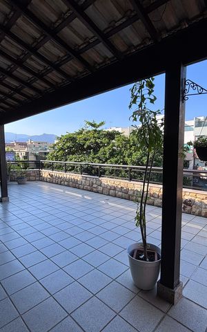Apartamento à venda com 221m², 3 quartos e 4 vagas Apartamento à venda com 221m², 3 quartos e 4 vagasVaranda