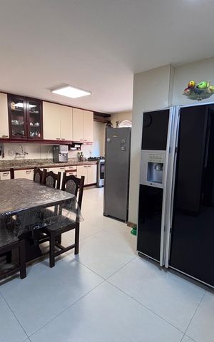 Apartamento à venda com 221m², 3 quartos e 4 vagas Apartamento à venda com 221m², 3 quartos e 4 vagasCozinha