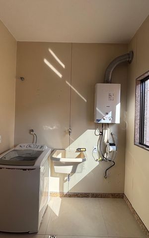 Apartamento à venda com 221m², 3 quartos e 4 vagas Apartamento à venda com 221m², 3 quartos e 4 vagasÁrea de Serviço