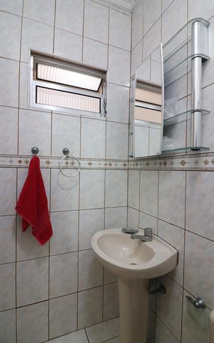 Casa à venda com 182m², 4 quartos e 2 vagasQuarto 2 - Suíte Edícula Banheiro 