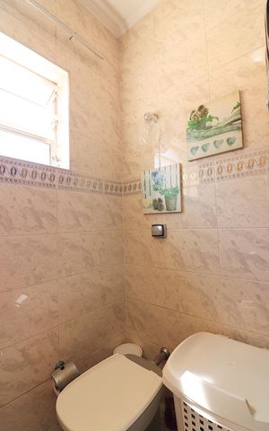Casa à venda com 182m², 4 quartos e 2 vagasBanheiro Social