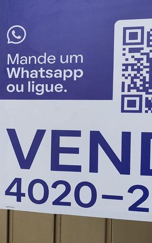 Casa à venda com 140m², 2 quartos e 4 vagas Casa à venda com 140m², 2 quartos e 4 vagasFachada