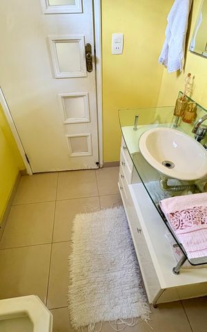 Casa à venda com 250m², 3 quartos e 2 vagas Casa à venda com 250m², 3 quartos e 2 vagasLavabo