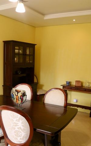 Casa à venda com 250m², 3 quartos e 2 vagas Casa à venda com 250m², 3 quartos e 2 vagasSala