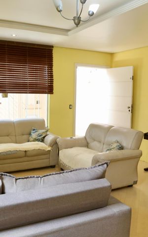 Casa à venda com 250m², 3 quartos e 2 vagas Casa à venda com 250m², 3 quartos e 2 vagasSala