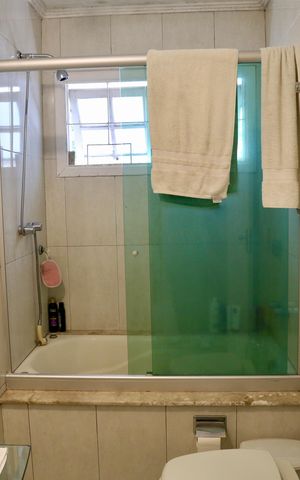 Casa à venda com 250m², 3 quartos e 2 vagas Casa à venda com 250m², 3 quartos e 2 vagasBanheiro 1