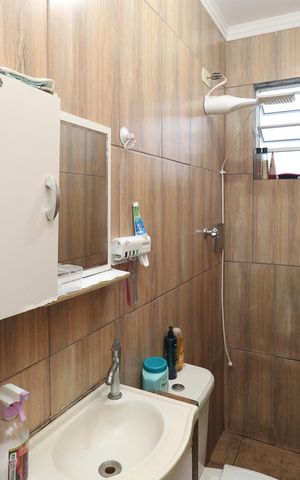 Casa à venda com 73m², 2 quartos e 1 vaga Casa à venda com 73m², 2 quartos e 1 vagaBanheiro