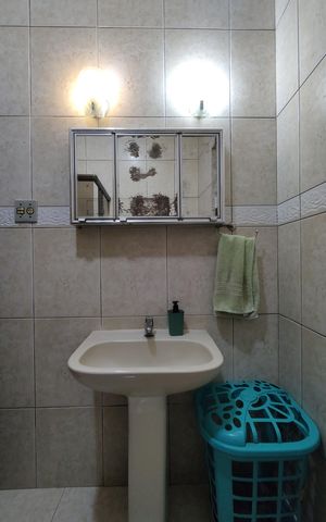 Casa de condomínio à venda com 160m², 3 quartos e 1 vagaBanheiro 1