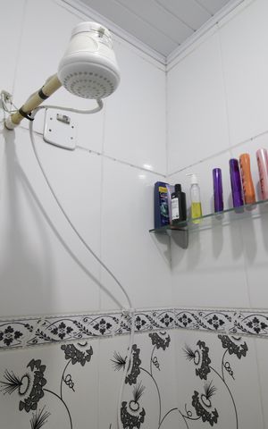 Casa à venda com 80m², 2 quartos e sem vaga Banheiro social 