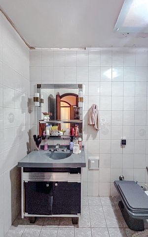 Casa à venda com 248m², 3 quartos e 3 vagasBanheiro 1