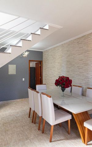 Casa à venda com 180m², 3 quartos e 4 vagas Casa à venda com 180m², 3 quartos e 4 vagasSala