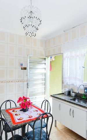 Casa para alugar com 100m², 2 quartos e 2 vagasCozinha