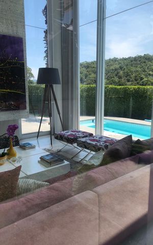 Casa de condomínio à venda com 437m², 4 quartos e 4 vagasSala