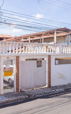 Casa à venda com 241m², 6 quartos e 3 vagasFachada