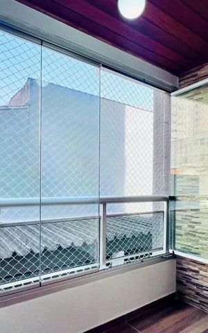 Apartamento à venda com 110m², 3 quartos e 2 vagas Apartamento à venda com 110m², 3 quartos e 2 vagasPátio com vista para o quintal, com móveis de madeira e janelas grandes.