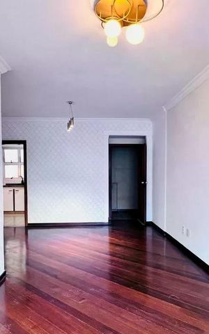Apartamento à venda com 110m², 3 quartos e 2 vagas Apartamento à venda com 110m², 3 quartos e 2 vagasSala com paredes brancas, piso de madeira e iluminação adequada.