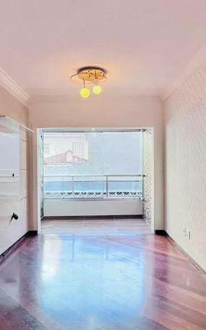 Apartamento à venda com 110m², 3 quartos e 2 vagas Apartamento à venda com 110m², 3 quartos e 2 vagasParede branca com porta de vidro e varanda com vista para o mar.