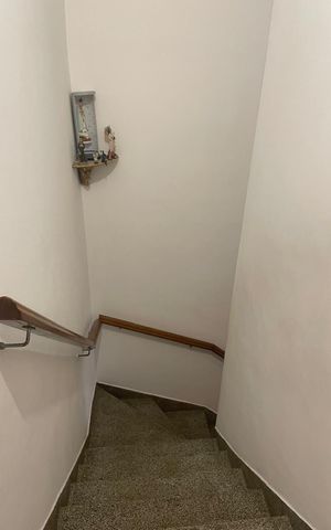 Casa à venda com 110m², 2 quartos e 1 vaga Casa à venda com 110m², 2 quartos e 1 vagaEscada