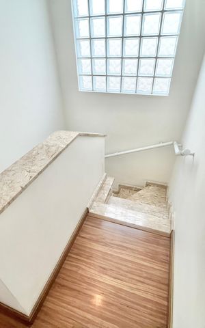 Casa à venda com 134m², 3 quartos e 2 vagas Casa à venda com 134m², 3 quartos e 2 vagasEscada