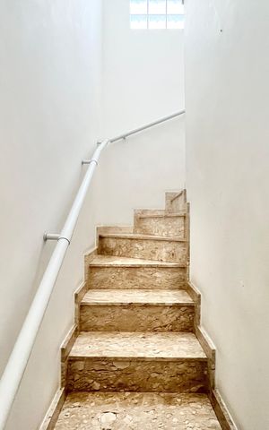 Casa à venda com 134m², 3 quartos e 2 vagas Casa à venda com 134m², 3 quartos e 2 vagasEscada