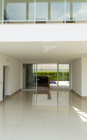 Casa à venda com 430m², 4 quartos e 6 vagas Casa à venda com 430m², 4 quartos e 6 vagasSala