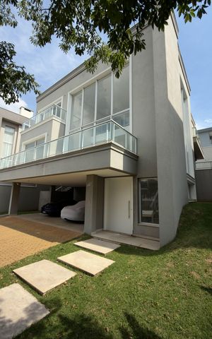 Casa à venda com 430m², 4 quartos e 6 vagas Casa à venda com 430m², 4 quartos e 6 vagasFachada