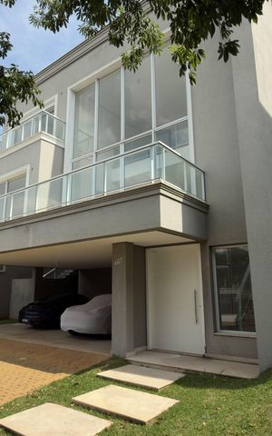 Casa à venda com 430m², 4 quartos e 6 vagas Casa à venda com 430m², 4 quartos e 6 vagasFachada