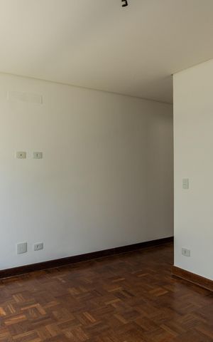 Casa à venda com 430m², 4 quartos e 6 vagas Casa à venda com 430m², 4 quartos e 6 vagasQuarto