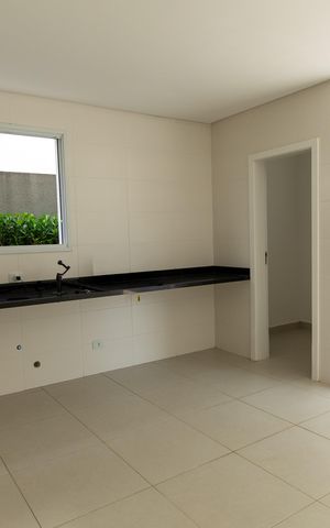 Casa à venda com 430m², 4 quartos e 6 vagas Casa à venda com 430m², 4 quartos e 6 vagasCozinha