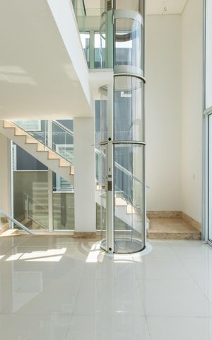 Casa à venda com 430m², 4 quartos e 6 vagas Casa à venda com 430m², 4 quartos e 6 vagasSala