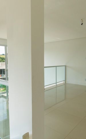 Casa à venda com 430m², 4 quartos e 6 vagas Casa à venda com 430m², 4 quartos e 6 vagasSala