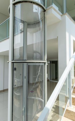 Casa à venda com 430m², 4 quartos e 6 vagas Casa à venda com 430m², 4 quartos e 6 vagasSala