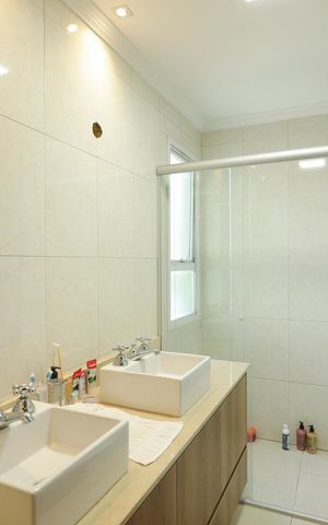 Apartamento à venda com 200m², 3 quartos e 6 vagas Apartamento à venda com 200m², 3 quartos e 6 vagasBanheiro da Suíte 1