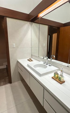 Casa de condomínio para alugar com 400m², 5 quartos e 4 vagas Casa de condomínio para alugar com 400m², 5 quartos e 4 vagasBanheiro da Suíte 1 e 2