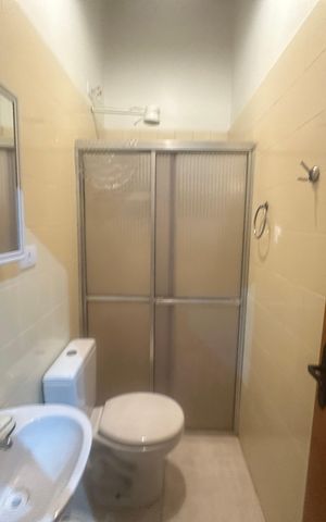 Casa de condomínio para alugar com 400m², 5 quartos e 4 vagas Casa de condomínio para alugar com 400m², 5 quartos e 4 vagasBanheiro de serviço