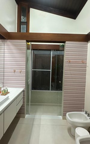 Casa de condomínio para alugar com 400m², 5 quartos e 4 vagas Casa de condomínio para alugar com 400m², 5 quartos e 4 vagasBanheiro da Suíte 1 e 2