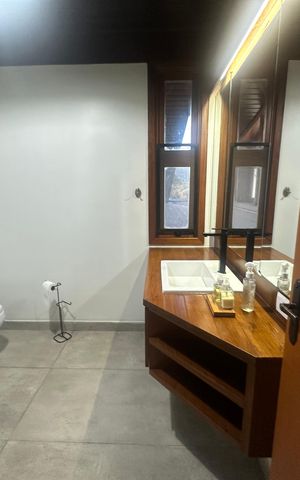 Casa de condomínio para alugar com 400m², 5 quartos e 4 vagas Casa de condomínio para alugar com 400m², 5 quartos e 4 vagasBanheiro da Suíte 3