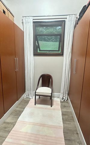 Casa de condomínio para alugar com 400m², 5 quartos e 4 vagas Casa de condomínio para alugar com 400m², 5 quartos e 4 vagasCloset da suíte 4