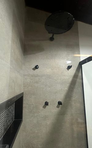 Casa de condomínio para alugar com 400m², 5 quartos e 4 vagas Casa de condomínio para alugar com 400m², 5 quartos e 4 vagasBanheiro da Suíte 3
