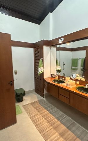 Casa de condomínio para alugar com 400m², 5 quartos e 4 vagas Casa de condomínio para alugar com 400m², 5 quartos e 4 vagasBanheiro da Suíte 4