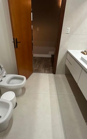 Casa de condomínio para alugar com 400m², 5 quartos e 4 vagas Casa de condomínio para alugar com 400m², 5 quartos e 4 vagasBanheiro da Suíte 1 e 2