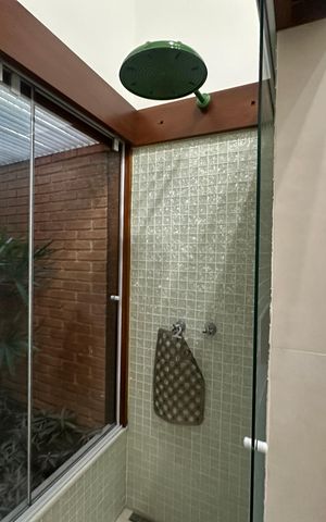 Casa de condomínio para alugar com 400m², 5 quartos e 4 vagas Casa de condomínio para alugar com 400m², 5 quartos e 4 vagasBanheiro da Suíte 1 e 2