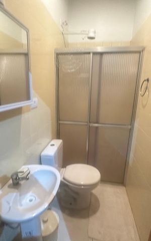 Casa de condomínio para alugar com 400m², 5 quartos e 4 vagas Casa de condomínio para alugar com 400m², 5 quartos e 4 vagasBanheiro de serviço