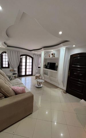 Casa à venda com 256m², 4 quartos e 2 vagas Casa à venda com 256m², 4 quartos e 2 vagasSala