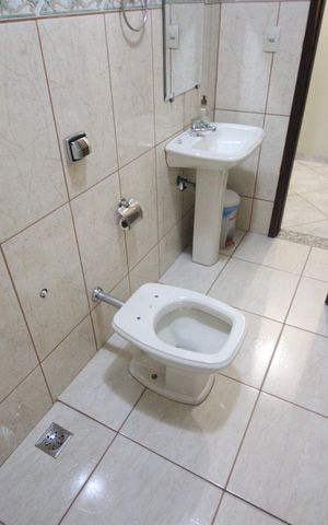 Casa à venda com 335m², 4 quartos e 9 vagasBanheiro 2