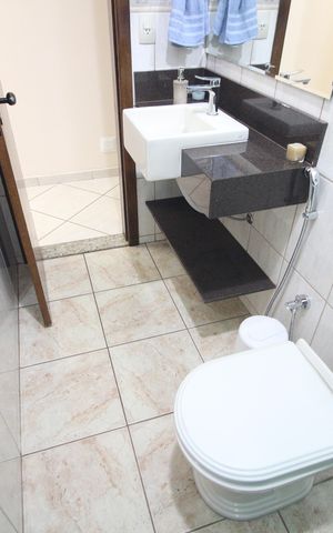Casa à venda com 335m², 4 quartos e 9 vagasBanheiro 1