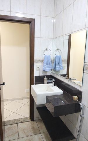 Casa à venda com 335m², 4 quartos e 9 vagasBanheiro 1