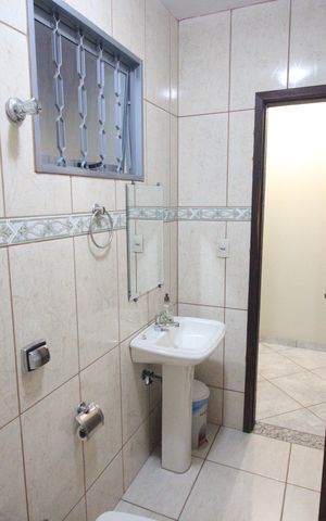 Casa à venda com 335m², 4 quartos e 9 vagasBanheiro 2